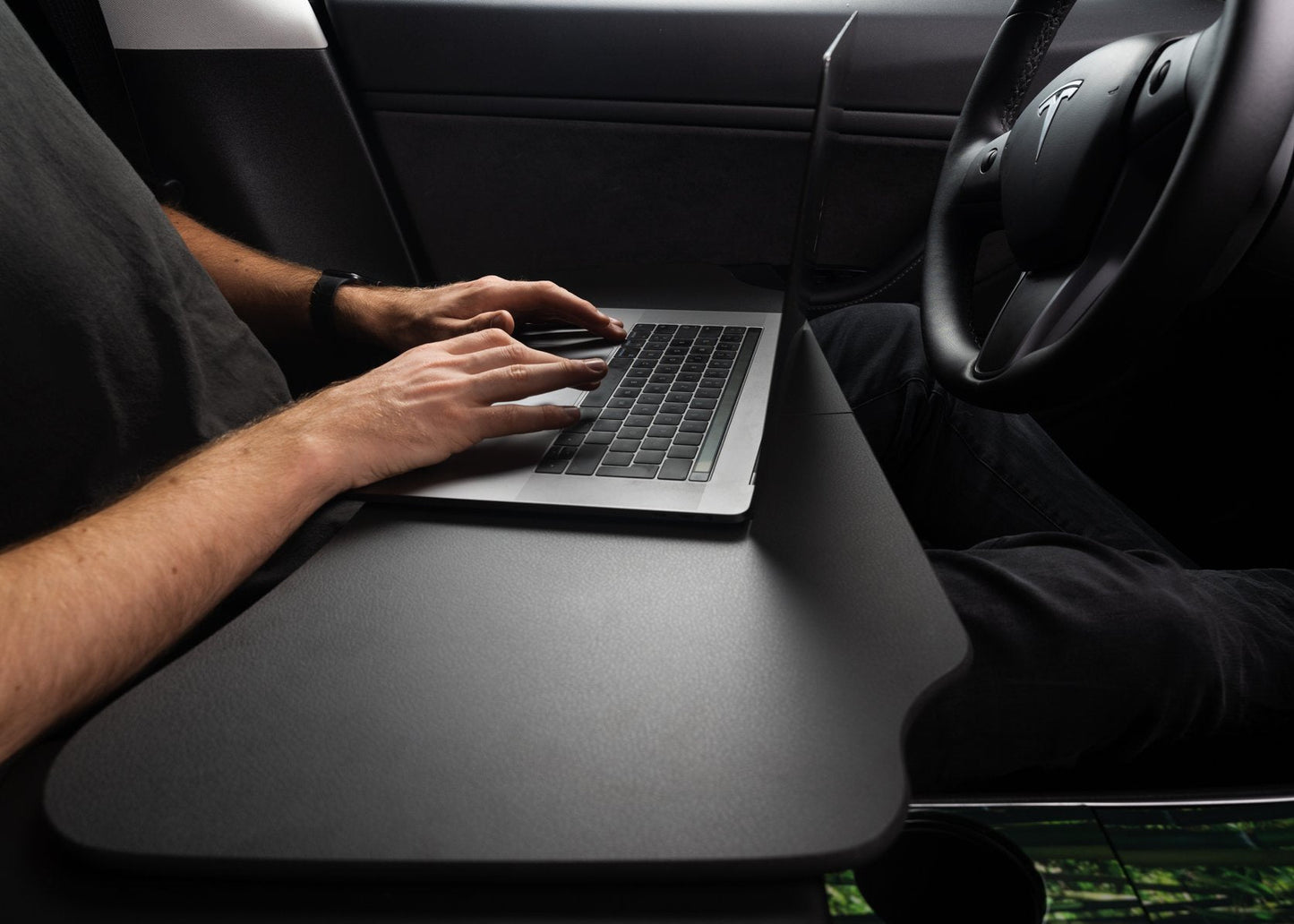 Mobiler Arbeitstisch "TesmeX" für das Tesla Model 3/Y-1