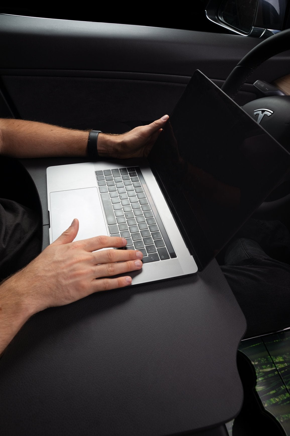 Mobiler Arbeitstisch "TesmeX" für das Tesla Model 3/Y-2